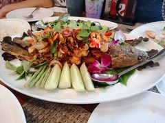 -Chom Cafe and Restaurant