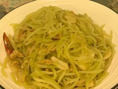 油渣炒洋丝瓜-浩海火燒雲傣家菜(芮欧百货店)