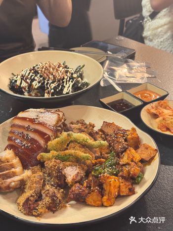 等位出乎意料地快，完全没等多久就入座了～四味拼盘滋味