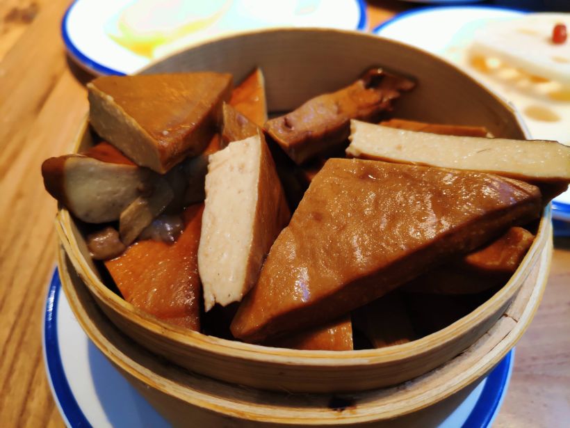 卤豆干^采用的是厚块豆腐,卤味加上火锅的味道,也是非常不错的体验!