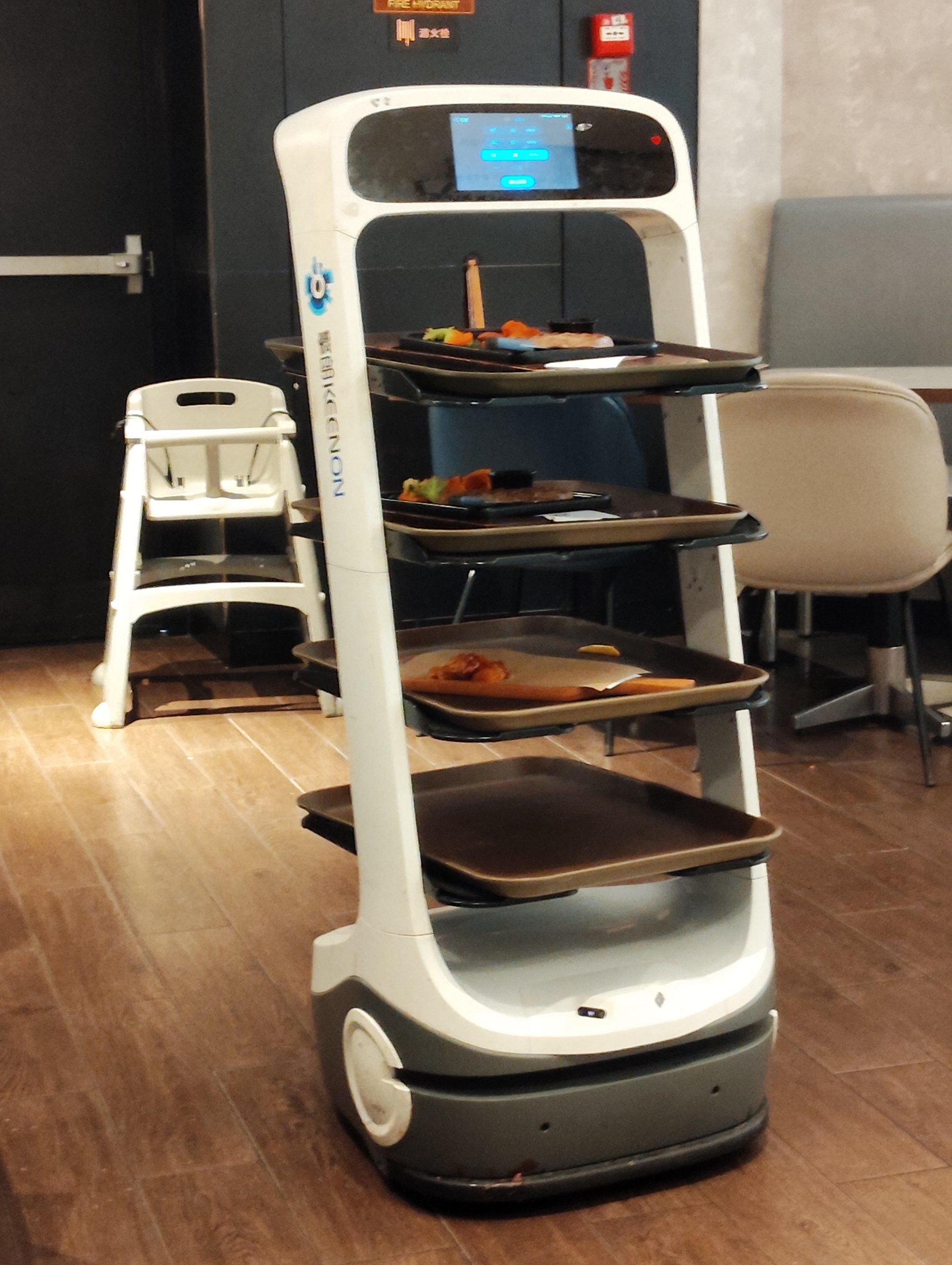 机器人送餐时,虽然没有传统服务员的微笑