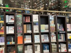 -钟书阁(群光广场店)