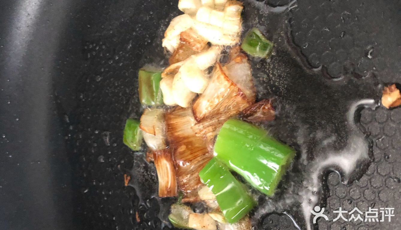 葱蒜末倒油爆香，只用这个油，淋在辣椒面上