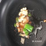 葱蒜末倒油爆香，只用这个油，淋在辣椒面上