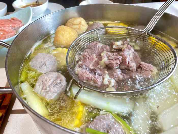 牛鼎记潮汕牛肉打边炉-"嵊州的老牌牛肉火锅店了,路边停车不太好停.