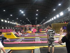 -嘿哟动霸CHUA·新潮玩运动娱乐中心·蹦床滑冰团建乐园