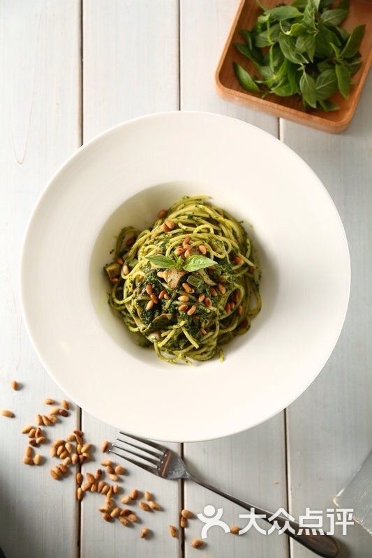 鸡肉罗勒宽意面