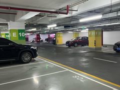 -仲盛世界商城-地面停车场