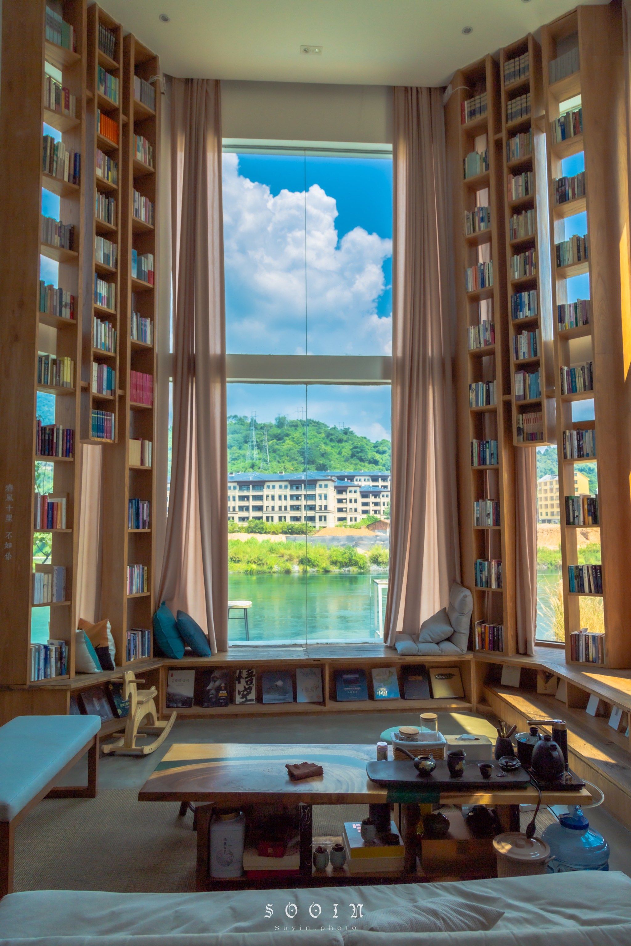 这家民宿的客厅藏着一个图书馆