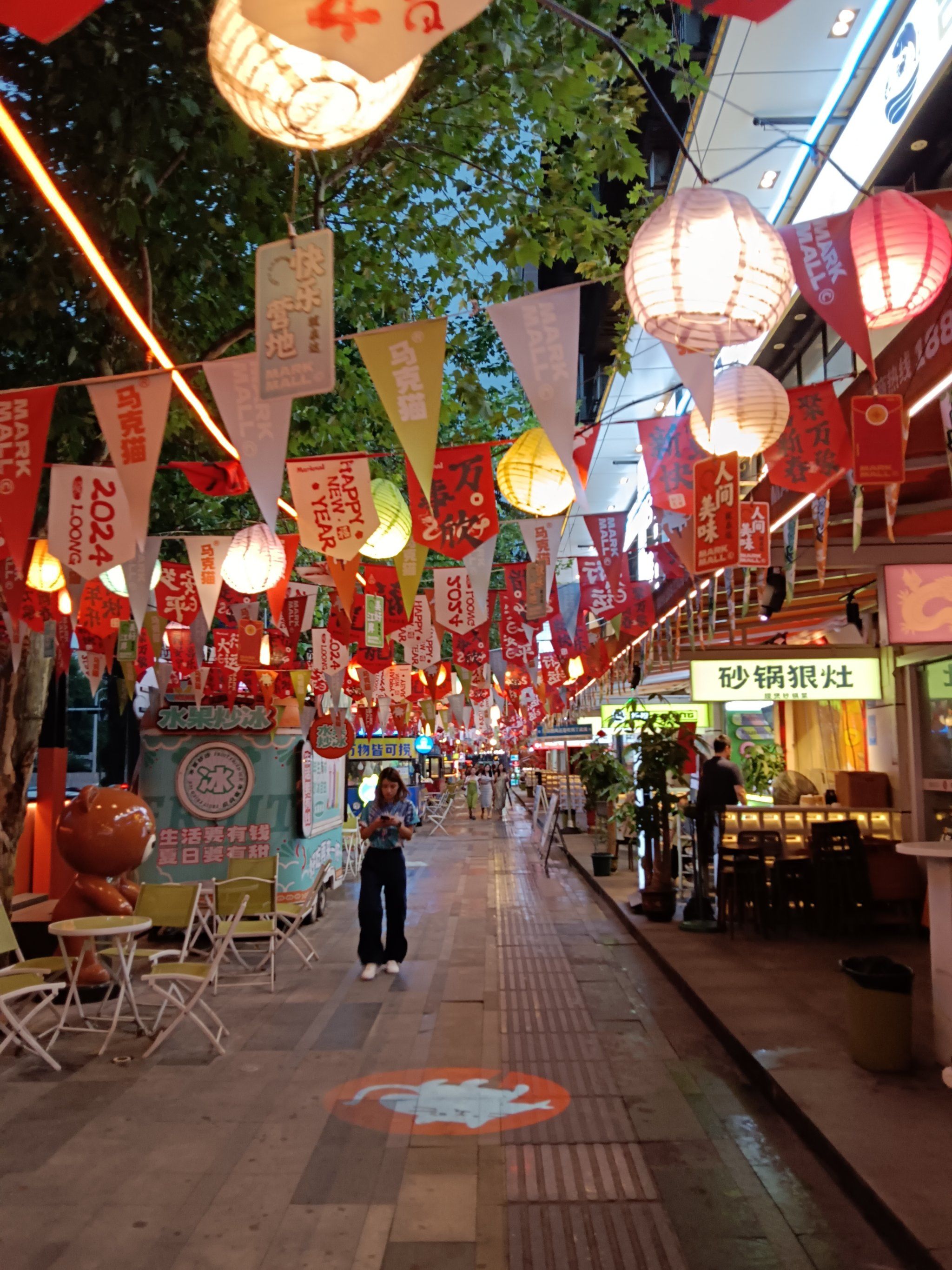 商业街的热闹时光