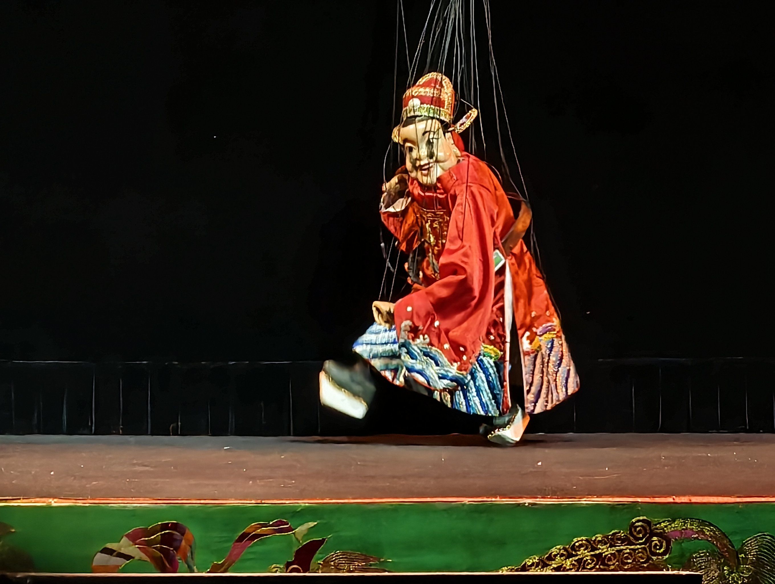 n表演精彩绝伦,木偶在艺人手中仿佛被赋予了生命,动作栩栩如生,涩态