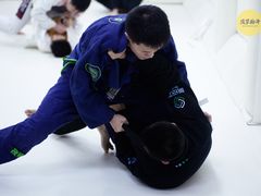 -菠萝格斗巴西柔术训练馆