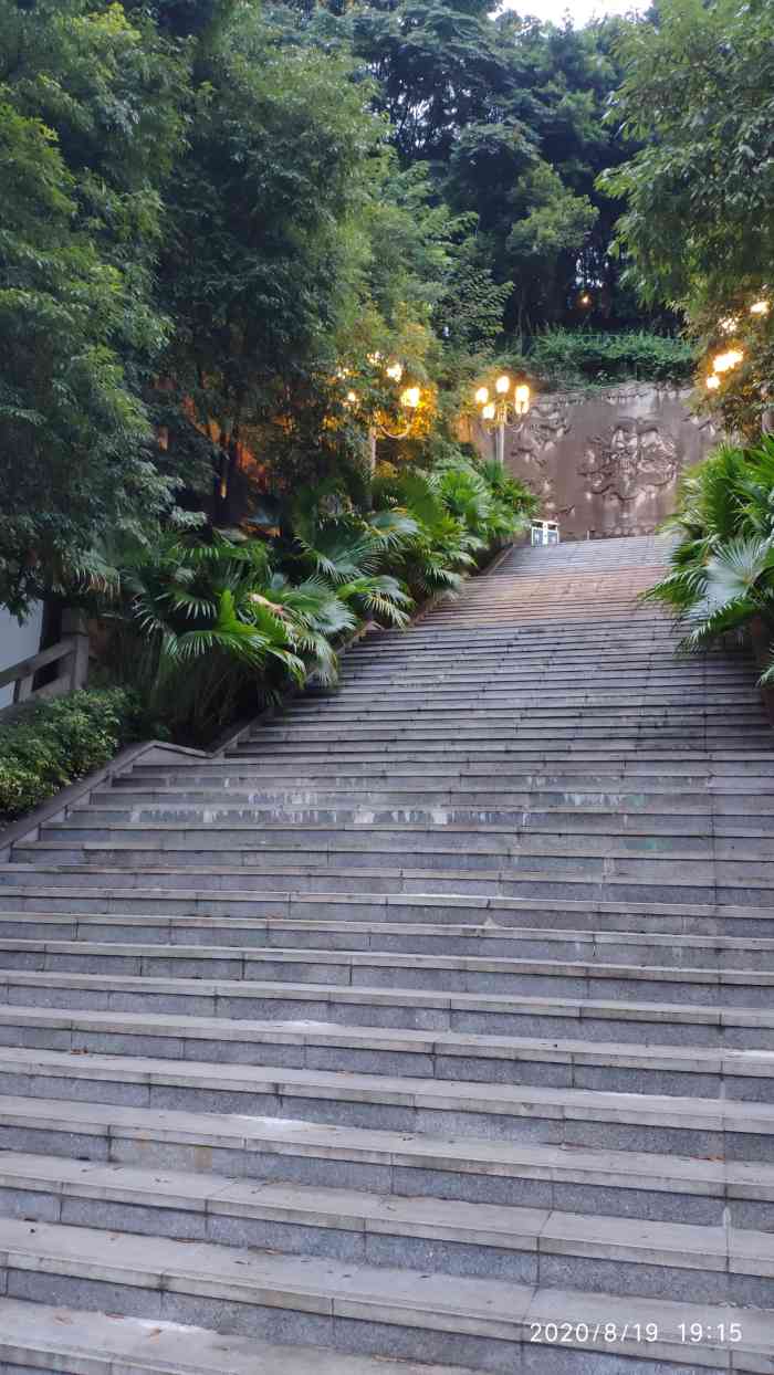 大龙山公园-"大龙山公园交通还是可以的,就在冉家坝轻轨.