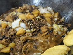 铁锅炖散养小笨鸡-粘豆包柴火铁锅炖