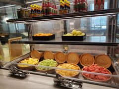 面包甜点陈列柜-盐城万豪酒店-盐城厨房西餐厅