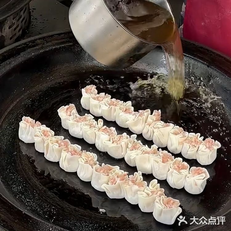 老上海郊区的油煎烧卖，鲜肉冬笋，味道一绝