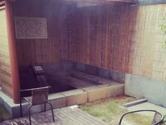 庭院里的温泉-余姚阳明温泉山庄