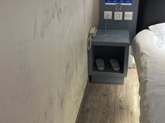 -Zsmart智尚酒店(上海轻纺市场定边路地铁站店)