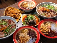 -爆炸头阿姨小四川正宗川味小吃(无任何分店)