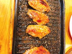 料理烤焦香翅中-老东镇啤酒屋海鲜加工·蒸汽海鲜·海鲜烧烤(台东店)