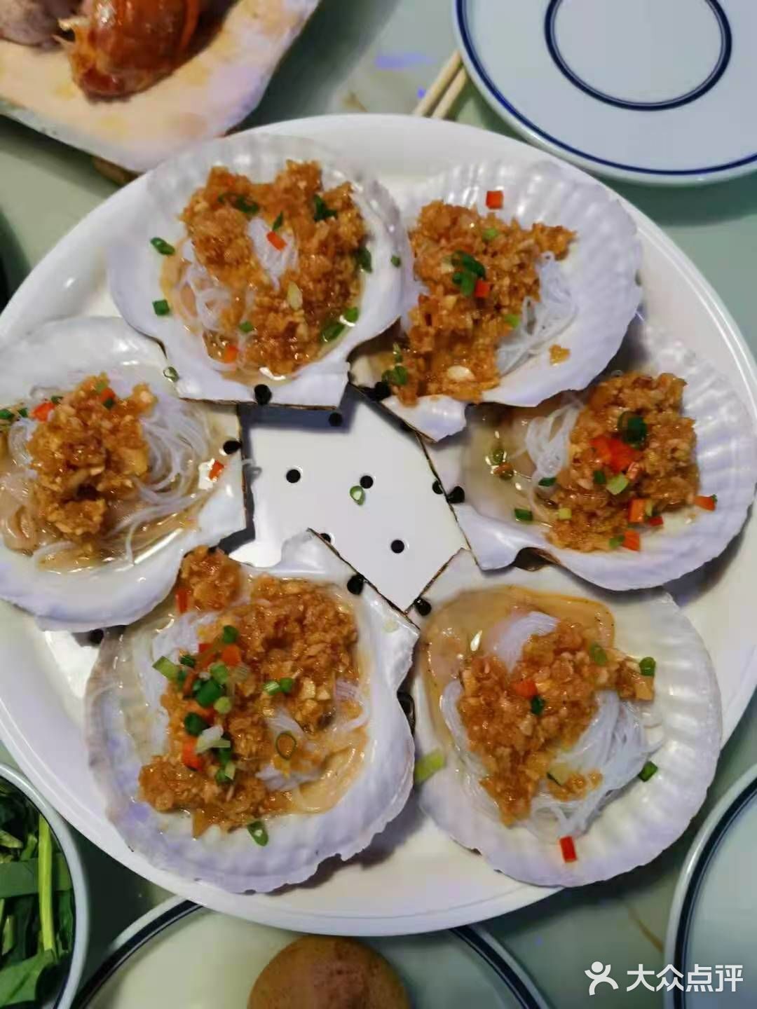 上面蒸海鲜，海鲜蒸好粥也可以喝了，很鲜美！