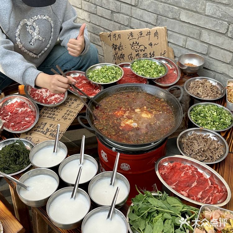 西安城墙边，穷鬼也能吃得起的牛肉火锅（人均3