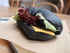 墨鱼肠芝士竹炭包-A30 BISTRO