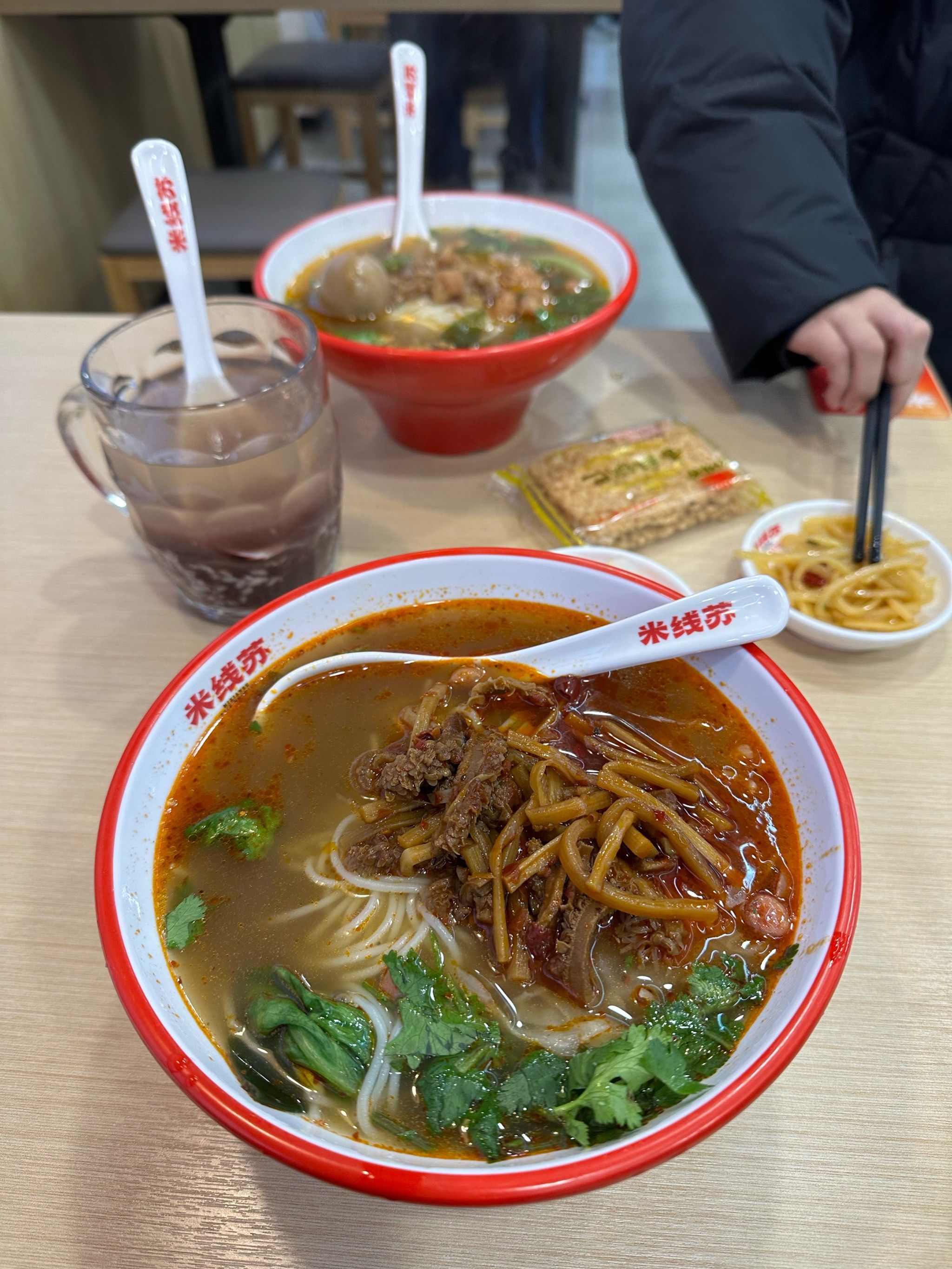 味道特别好,服务很好,汤汁浓郁,小菜丰富