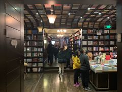 -钟书阁(松江泰晤士小镇店)