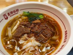 招牌红烧牛肉米粉-呷佬·长沙手工米粉(金沙江路店)