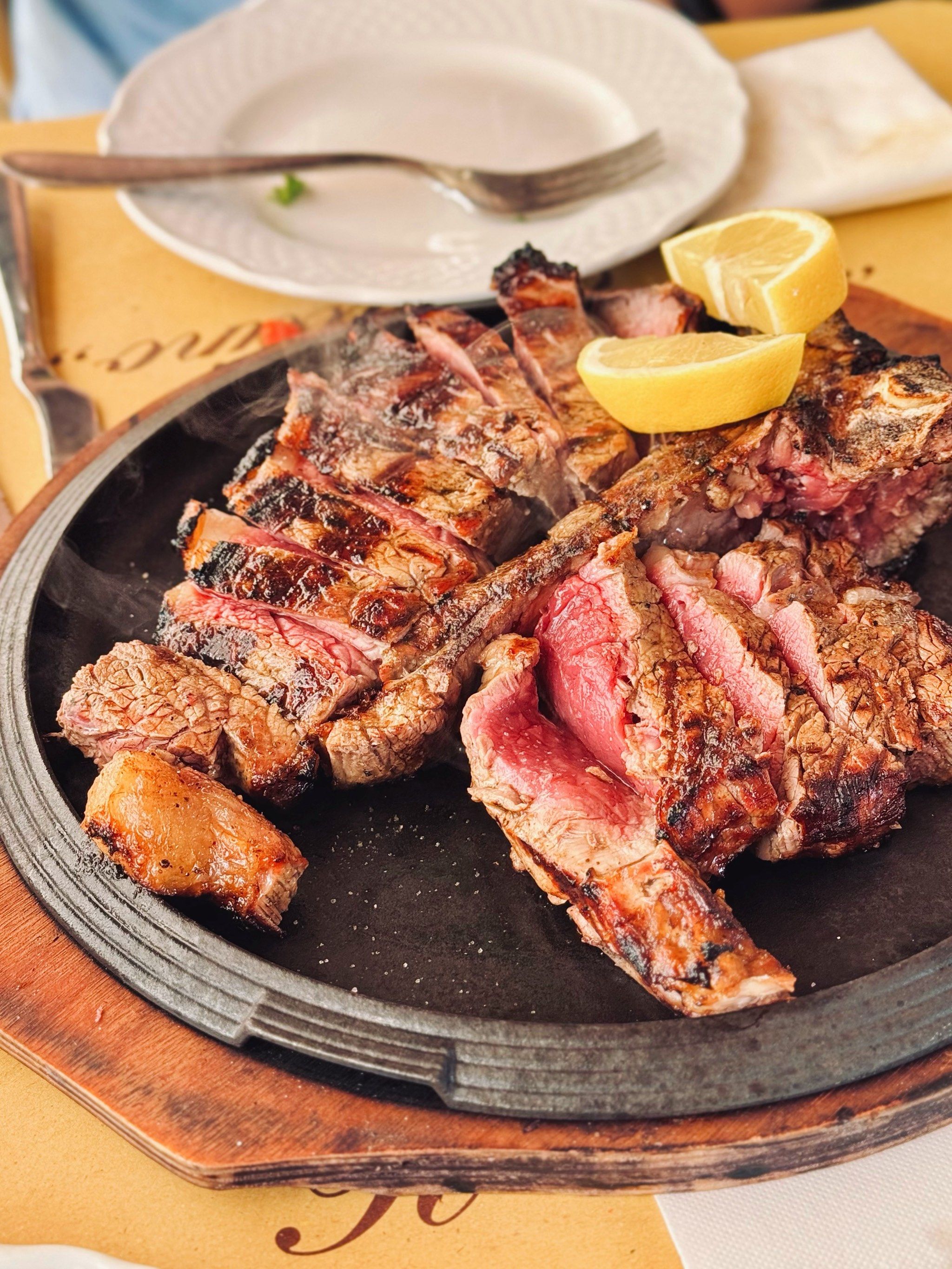 来了这里怎么能错过香喷喷的t骨牛排!