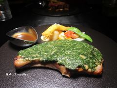 炭烤美國極黑豚骨肋眼佐松子青醬-随意鸟地方101观景餐厅