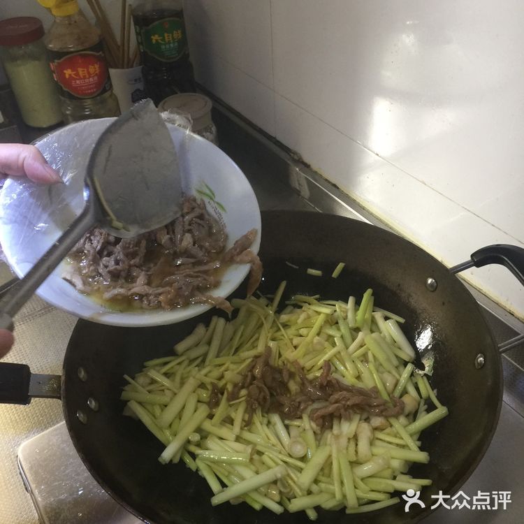 鲜的不得了的茭儿菜炒肉丝