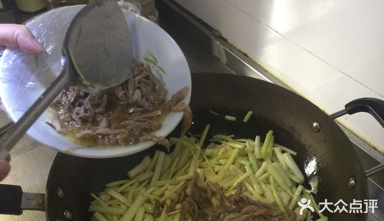 鲜的不得了的茭儿菜炒肉丝