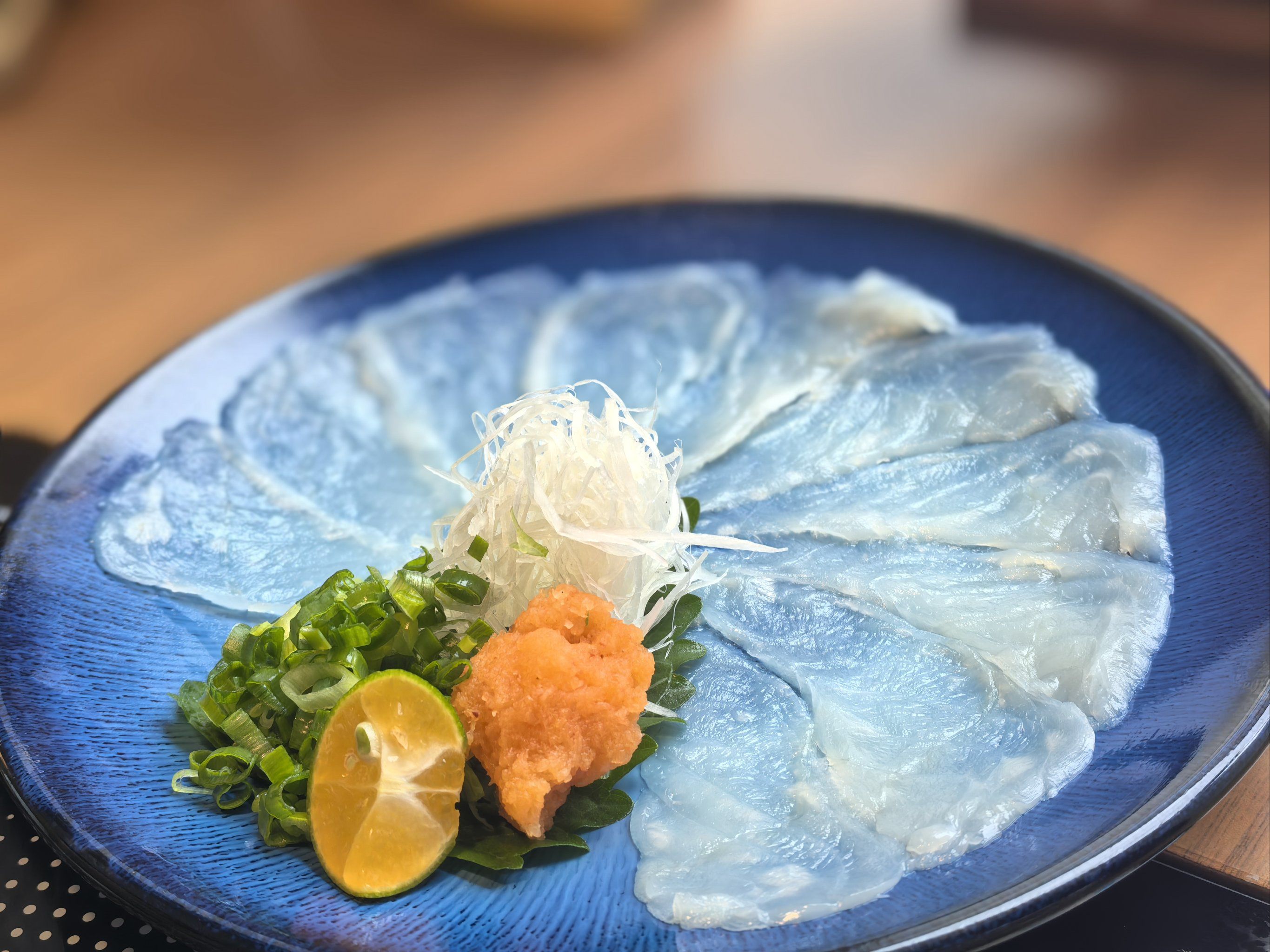 河豚鱼薄切片 河豚鱼肉很有嚼劲,但是配的