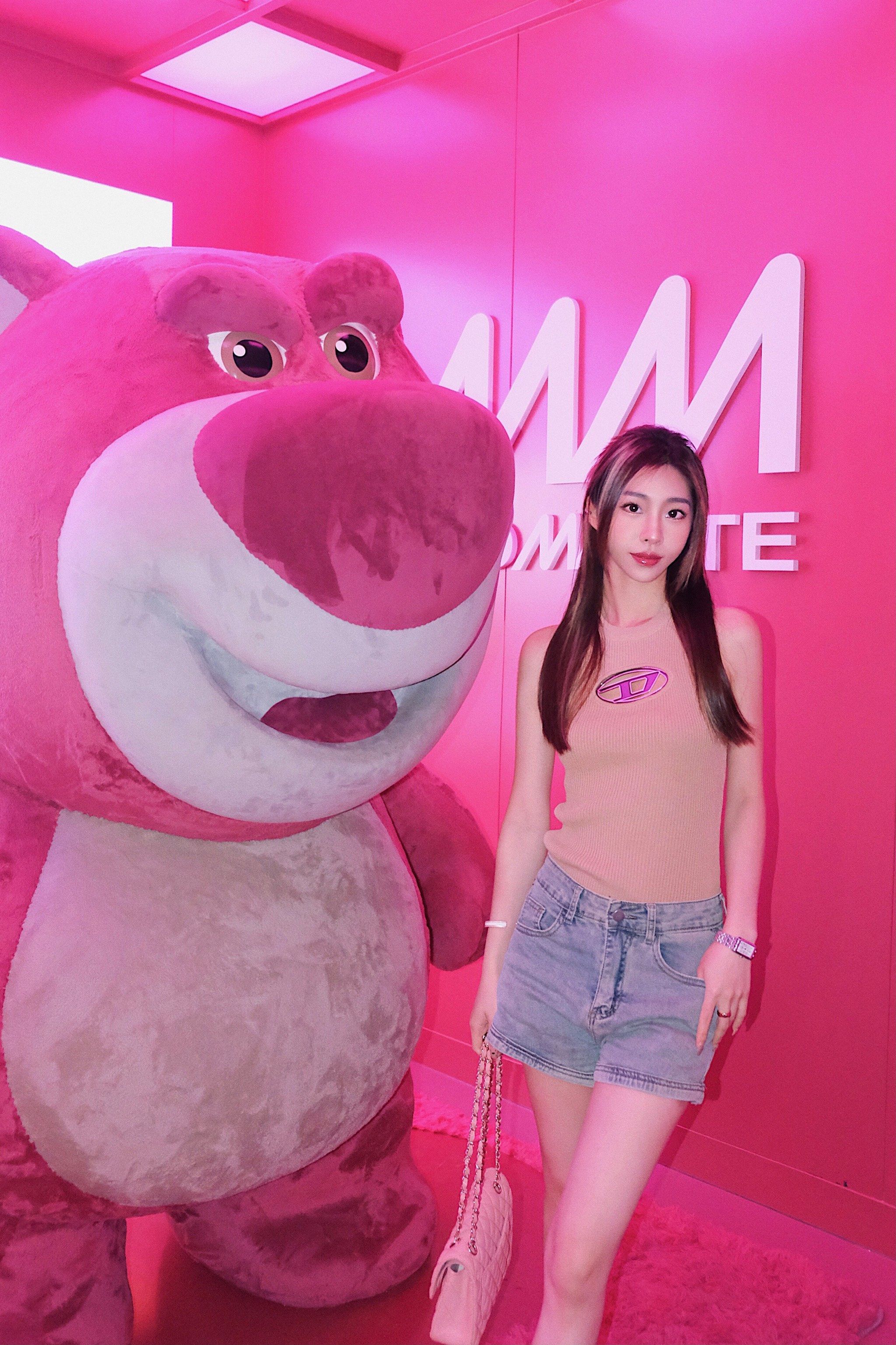 有巨型草莓熊和米奇也太可爱了\\npinkpink的?哪个女生看了不迷糊
