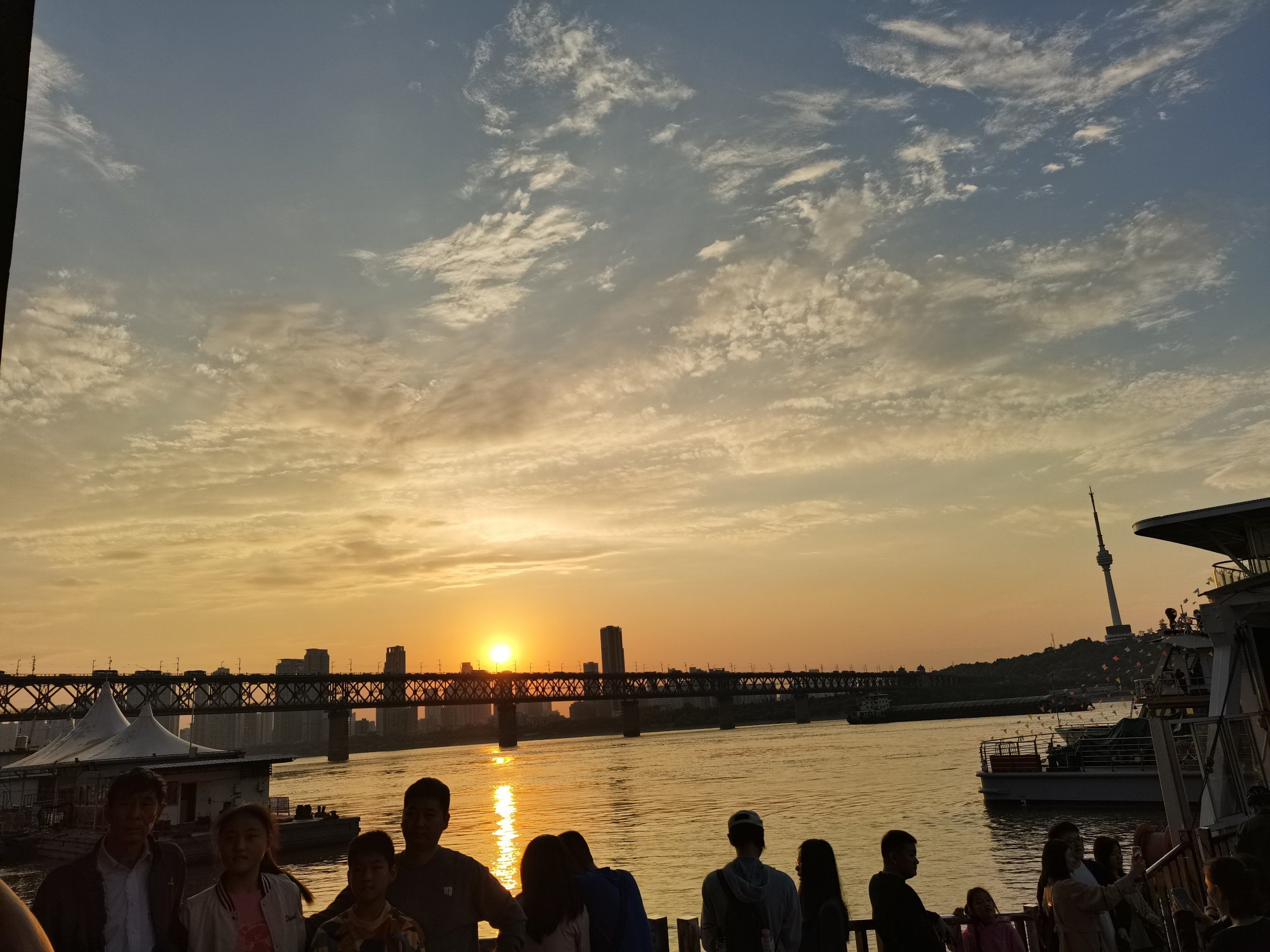 落日余晖,彩霞满天,最适合江边或海边的散步!