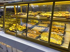 面包甜点陈列柜-嗨吃围炉海鲜烤肉自助(保利广场店)