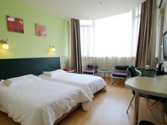 -莫泰酒店(上海市北工业园区江场西路店)