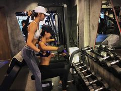 店长李霄雪和超模石闻一起训练-能量健身私教工作室(1527店)