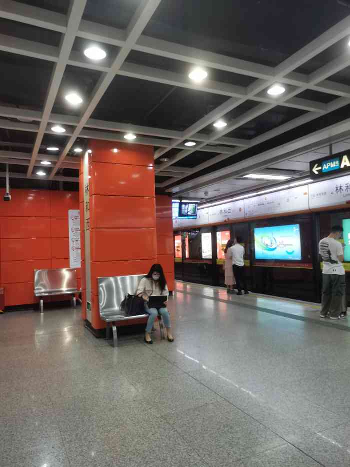 林和西地铁站-"林和西地铁站既是广州地铁apm线上的终点.