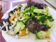 西兰花炒海鲜菇-哈尔滨饺子王·东北菜(鱼鳞浃路店)