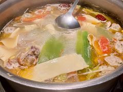 酸萝卜鸭架汤锅-守柴炉烤鸭(百伦店)