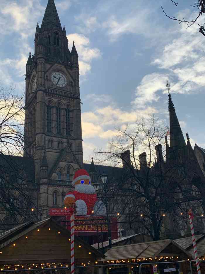 艾伯特广场-"艾伯特广场是位于曼彻斯特市中心的一个标志.