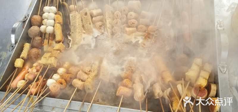 大多都是麻辣烫，手抓饼炸鸡，凉皮凉面的小车