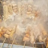 大多都是麻辣烫，手抓饼炸鸡，凉皮凉面的小车