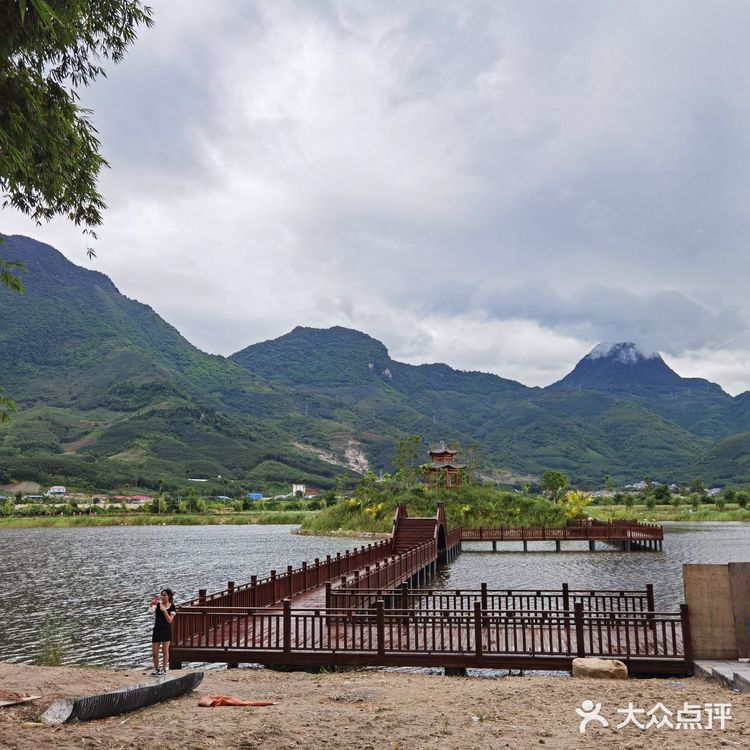 孟定61情人湖傣家园