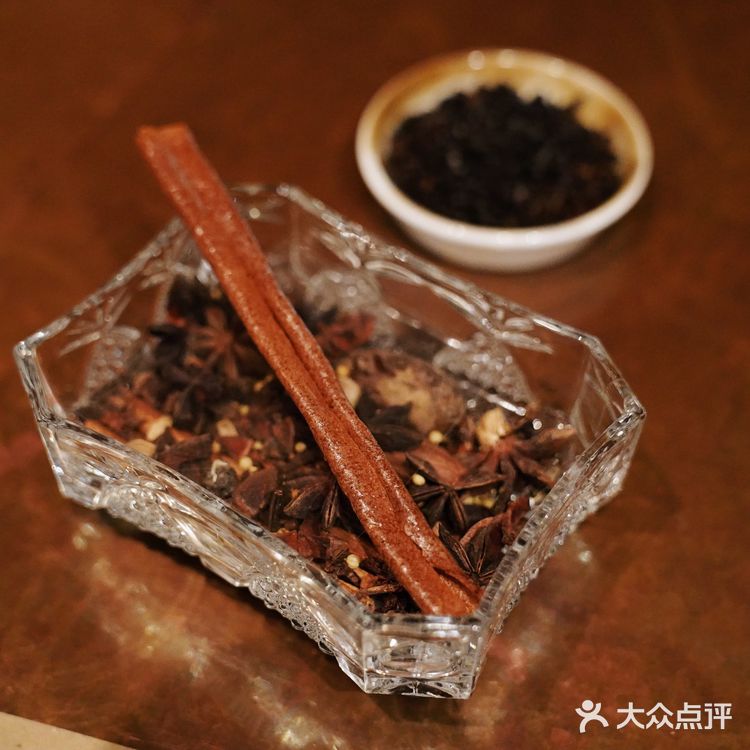 搭配煎蛋造型的迷迭香和芒果酱 萌!