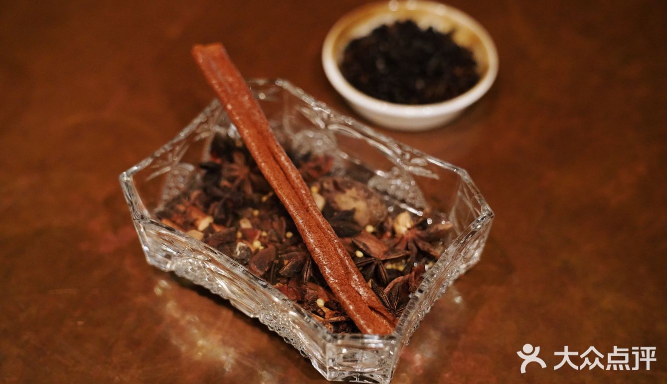 搭配煎蛋造型的迷迭香和芒果酱 萌！