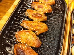 料理烤焦香翅中-老东镇啤酒屋海鲜加工·蒸汽海鲜·海鲜烧烤(台东店)